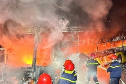 Xe giường nằm cháy rụi khi vừa đi bảo dưỡng về