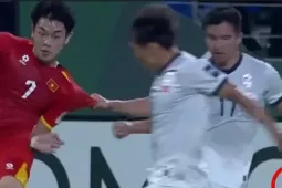 Vì sao cầu thủ ĐT U23 Kyrgyzstan lại cầm băng đội trưởng của Đình Bắc?