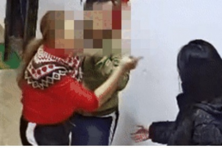 Triệu tập người phụ nữ hành hung hàng xóm trong chung cư đường Trần Hữu Dực