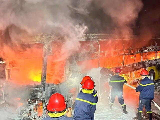 Xe giường nằm cháy rụi khi vừa đi bảo dưỡng về