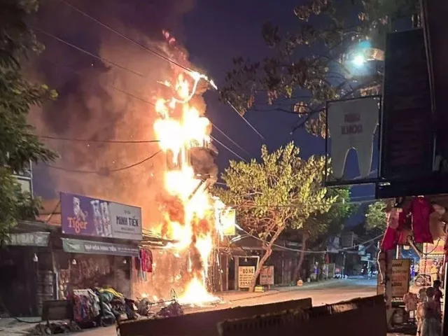 Trụ điện phát nổ, lửa thiêu rụi dãy cửa hàng đồ Tết ở TP.HCM