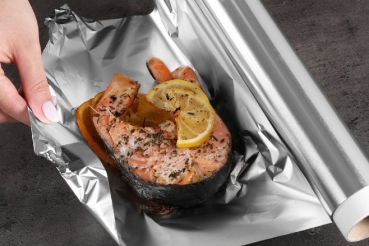 Dùng giấy bạc gói thức ăn thừa có hại thế nào?