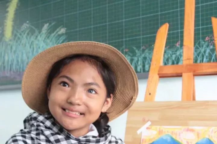 Cô bé có đôi mắt 'âm dương' kỳ lạ ở Tây Nguyên