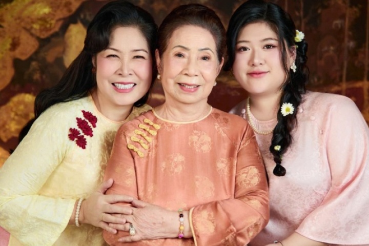 Mẹ 86 tuổi của Hồng Vân được khen 'trẻ như 68 tuổi'