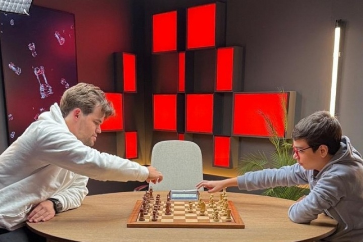 Carlsen 'mượn' Messi ca ngợi thần đồng cờ vua Argentina