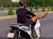 Thanh niên bị thu xe SH vì lái xe bằng hai chân