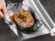 Dùng giấy bạc gói thức ăn thừa có hại thế nào?