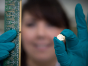 Tách vàng từ điện thoại cũ trong 20 phút, phí 1.455 USD một ounce