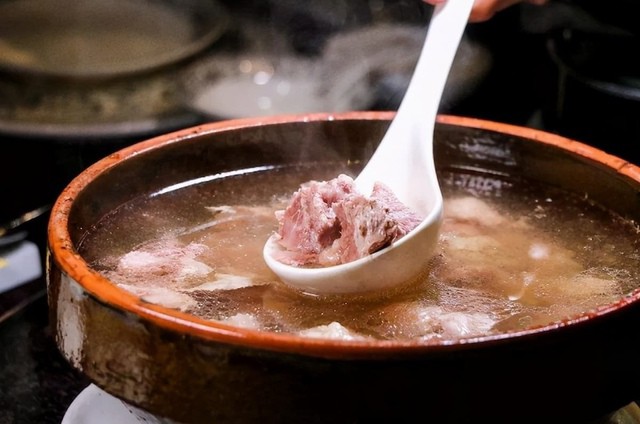 Nước hầm xương có chứa nhiều collagen và có tác dụng 'thần thánh' như nhiều người mong đợi? (Ảnh minh hoạ)
