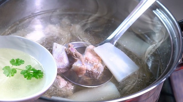 Hầm xương quá lâu có thể làm tăng nguy cơ dư purin và chất béo. (Ảnh minh hoạ)