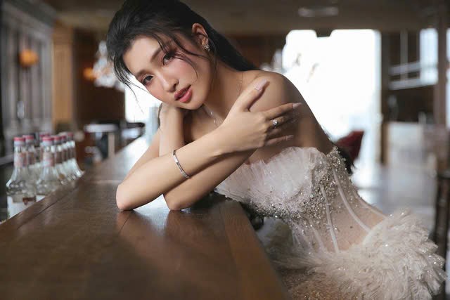 Á hậu Phương Nhi đã tổ chức lễ ăn hỏi tại quê nhà Thanh Hóa với thiếu gia họ Phạm. Những ngày gần đây, mạng xã hội xôn xao thông tin người đẹp xứ Thanh sắp làm hôn lễ với chồng thiếu gia. Thực hư thông tin này vẫn chưa được người trong cuộc xác nhận.