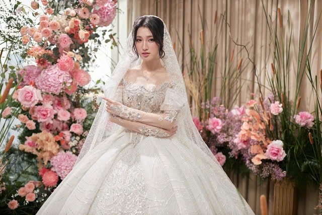 Năm 2023, nàng hậu xứ Thanh từng khoác lên mình chiếc váy cưới thuộc bộ sưu tập "Be Princess As You Are". Mẫu đầm gợi liên tưởng tới trang phục lộng lẫy, xa hoa của các cô dâu Lebanese với phần thân áo đính kết chuỗi hạt trang sức, lấp lánh trong mọi khung hình. Mỗi chiếc váy trong bộ sưu tập này đều được đính kết từ hàng nghìn viên Swarovski kích cỡ từ ba mm đến 8 mm.