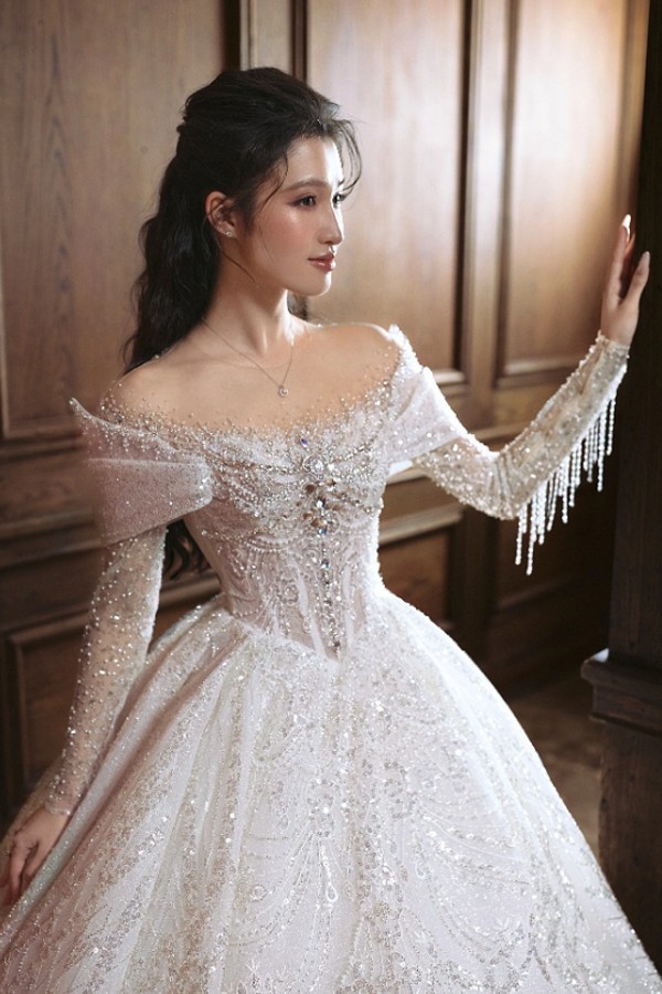 Trang phục áo cưới với thiết kế 3D vừa sang trọng, vừa tinh tế khiến Á hậu Phương Nhi thêm lộng lẫy.