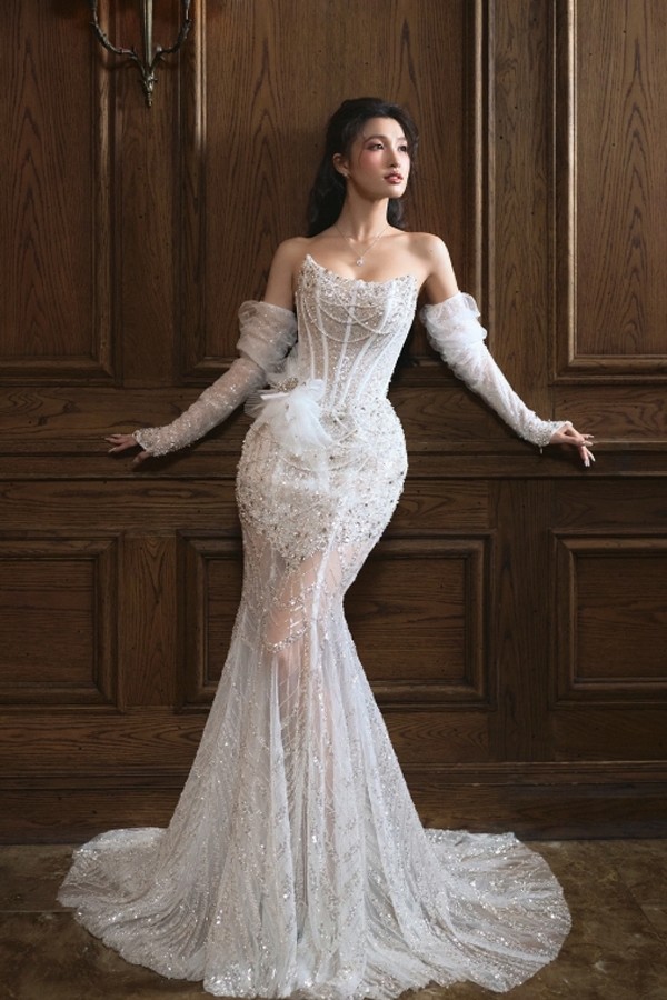Với váy cưới được dựng gọng corset, đính kết hạt cầu kỳ, kết hợp chất liệu vải voan, vải kim sa cao cấp, Á hậu Phương Nhi khoe trọn vẻ sexy, căng tràn sức sống của mình.