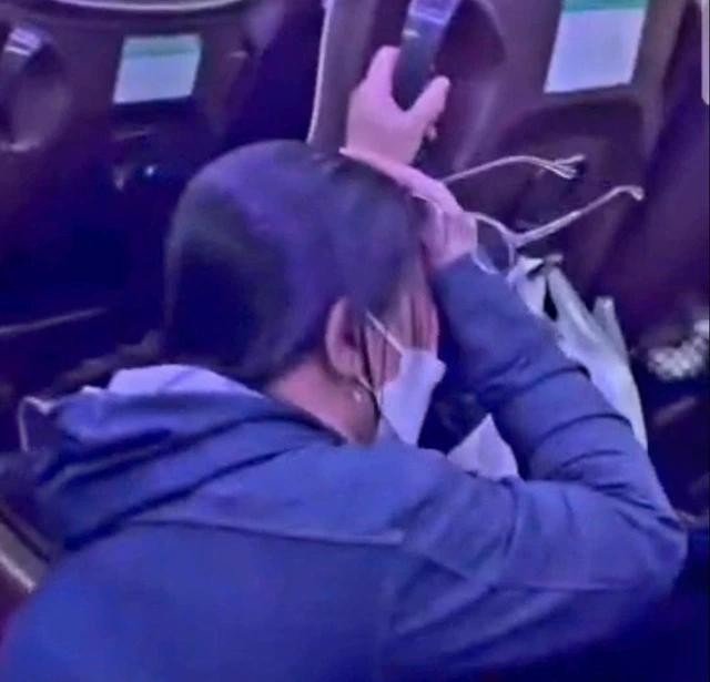 Hành khách hoảng loạn trên xe. Ảnh cắt từ clip