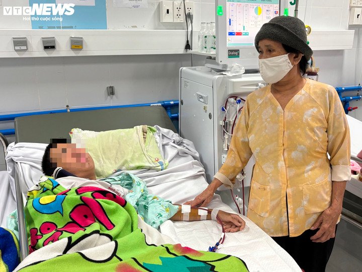 Chạy thận là cuộc chiến gian nan đối với bệnh nhi và người nhà.