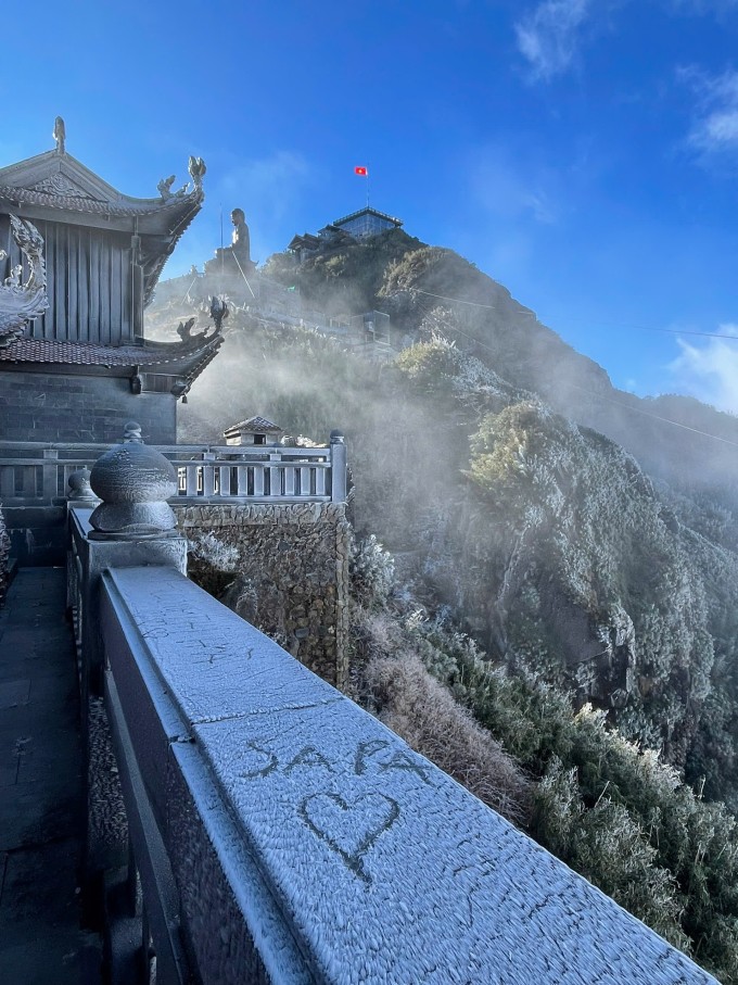 Băng giá phủ trắng đỉnh Fansipan sáng 10/1. Ảnh: Lan Hương