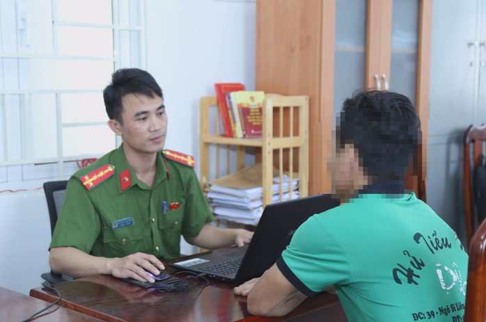 Hoàng tại cơ quan công an