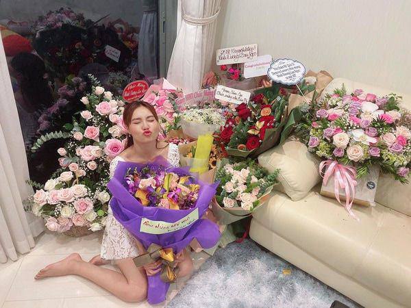 Thông qua những hình ảnh cô nàng cập nhật trên mạng xã hội, có thể thấy không gian sống của Ninh Dương Lan Ngọc khá rộng rãi, trạng bị đầy đủ tiện nghi và luôn bày trí nhiều quà tặng từ khán giả gửi tặng.