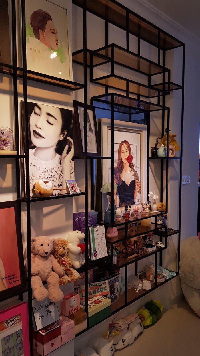 Rất nhiều gấu bông đáng yêu được trang trí trong phòng.