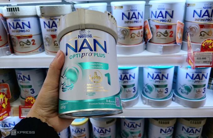 Trên kệ một siêu thị chỉ còn các dòng sữa NAN không thuộc lô trong diện thu hồi. Ảnh: Thi Hà