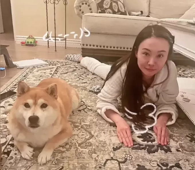 Trịnh Sảng khoe ảnh chụp cùng cún cưng. Khán giả nhận xét cô đã sửa mặt và tăng cân nên diện mạo rất nhiều thay đổi. Ảnh: Weibo