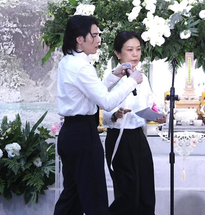 Ca sĩ Đài Loan Tiêu Kính Đằng và vợ đồng hành trong đám tang bố cô, hôm đầu tháng Giêng. Ảnh: Weibo