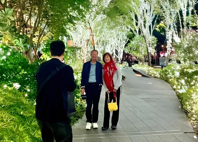 Trần Kiều Ân khoe tấm hình cùng chồng và bố mẹ đi ăn tối. Alan, chồng cô, được giao nhiệm vụ chụp ảnh cho bố mẹ vợ. Ảnh: Weibo