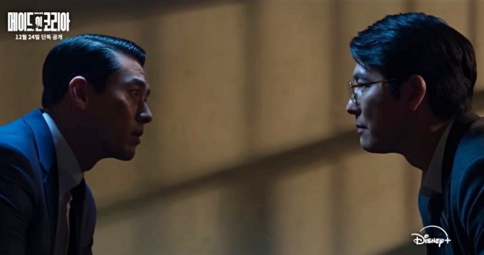 Jung Woo Sung bị chê, trong khi Hyun Bin nhận nhiều lời khen ngợi về diễn xuất trong phim 'Made in Korea' của Disney Plus. Bộ phim vừa ra mắt hôm đầu tháng. Ảnh: Disney