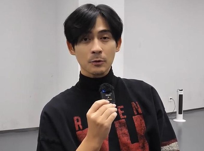 Châu Du Dân trong video ngày 9/1. Ảnh: Weibo