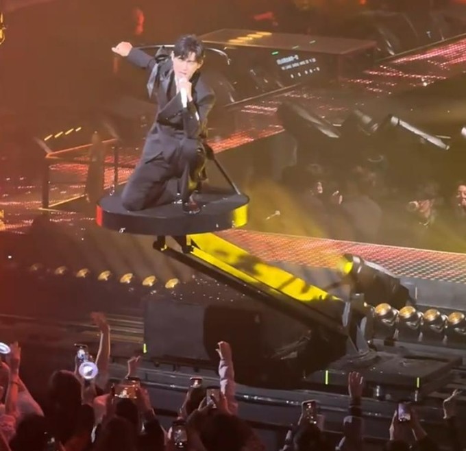 Châu Du Dân trong đêm diễn ở Chengdu.