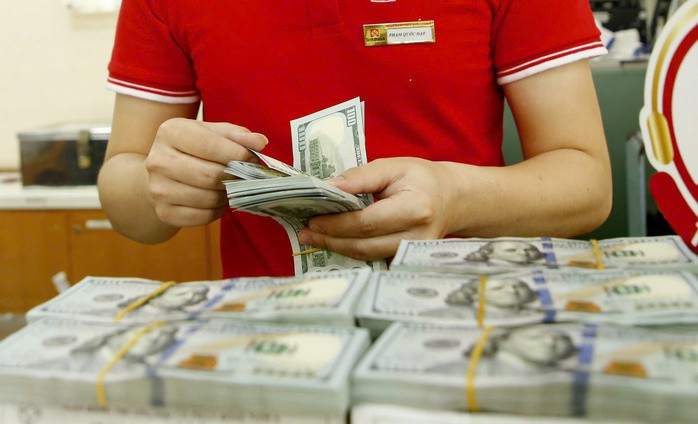 Ngân hàng Nhà nước khuyến cáo người dân chỉ đổi ngoại tệ ở những nơi được cấp phép, tránh bị phạt