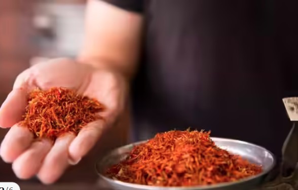 Nhụy hoa nghệ tây là một trong những loại thực phẩm đắt nhất thế giới. Loại gia vị này được cho là có lợi cho sức khỏe, giúp giảm căng thẳng, lo âu, hỗ trợ cân bằng cảm xúc, tăng cường miễn dịch, đồng thời làm đẹp da và tăng vẻ rạng rỡ.