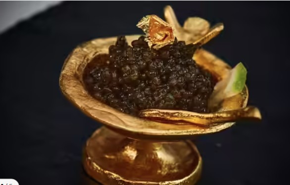 Trứng cá muối Almas được đánh giá là quý hơn vàng. Chúng xuất hiện trong những con cá tầm bạch tạng quý hiếm ở Iran, hương vị vô cùng tinh tế, thường được coi là đỉnh cao của ẩm thực xa xỉ.