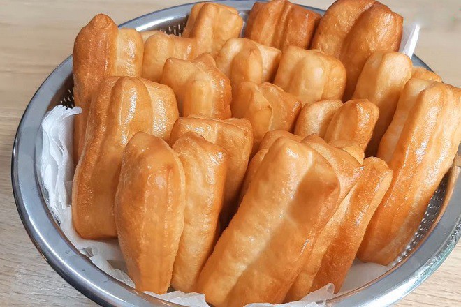 Quẩy chiên là món ăn quen thuộc vào buổi sáng, đặc biệt khi dùng kèm sữa đậu nành nóng.