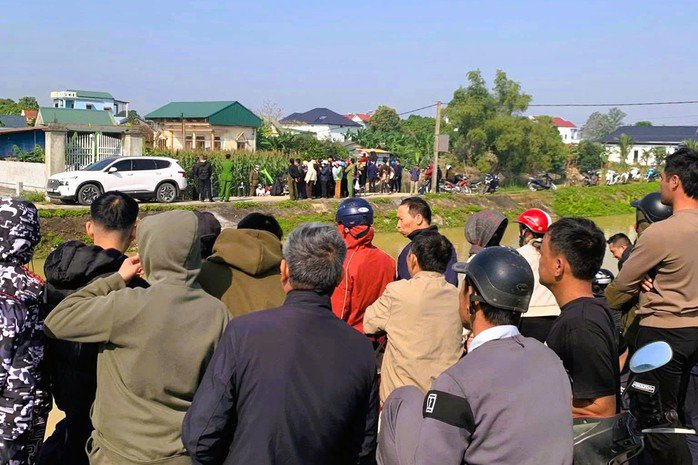 Người dân theo dõi lực lượng chức năng dựng hiện trường vụ án sáng nay 10-1