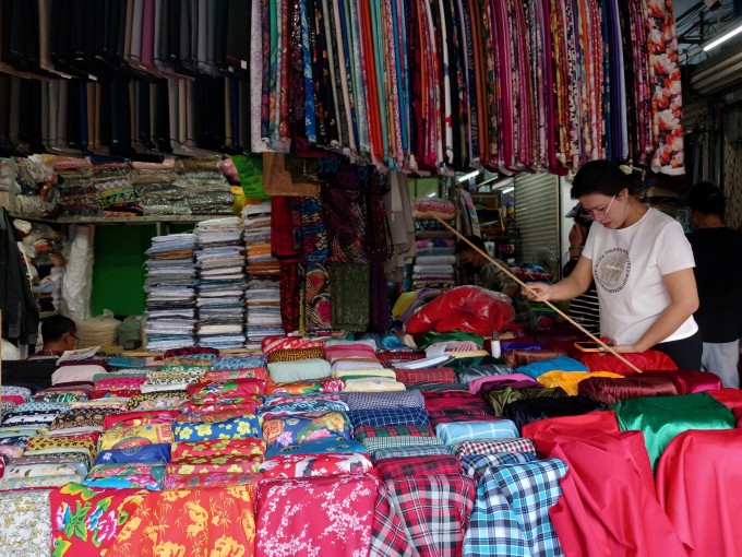 Sạp bán vải tại thương xá Đồng Khánh, phường Chợ Lớn (TP HCM) sáng 7/1. Ảnh: Thi Hà