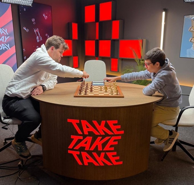 Faustino trong ván cờ nhanh giao lưu với Magnus Carlsen. Ảnh: La Derecha Diario