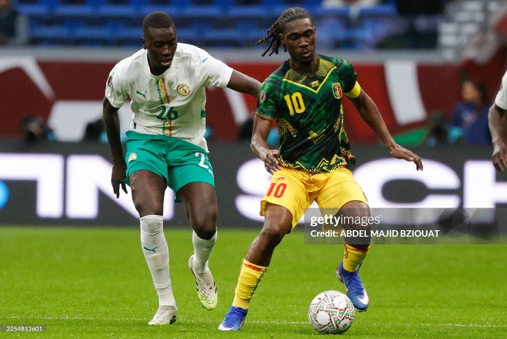 Bissouma (áo xanh) sắm vai "tội đồ" của Mali