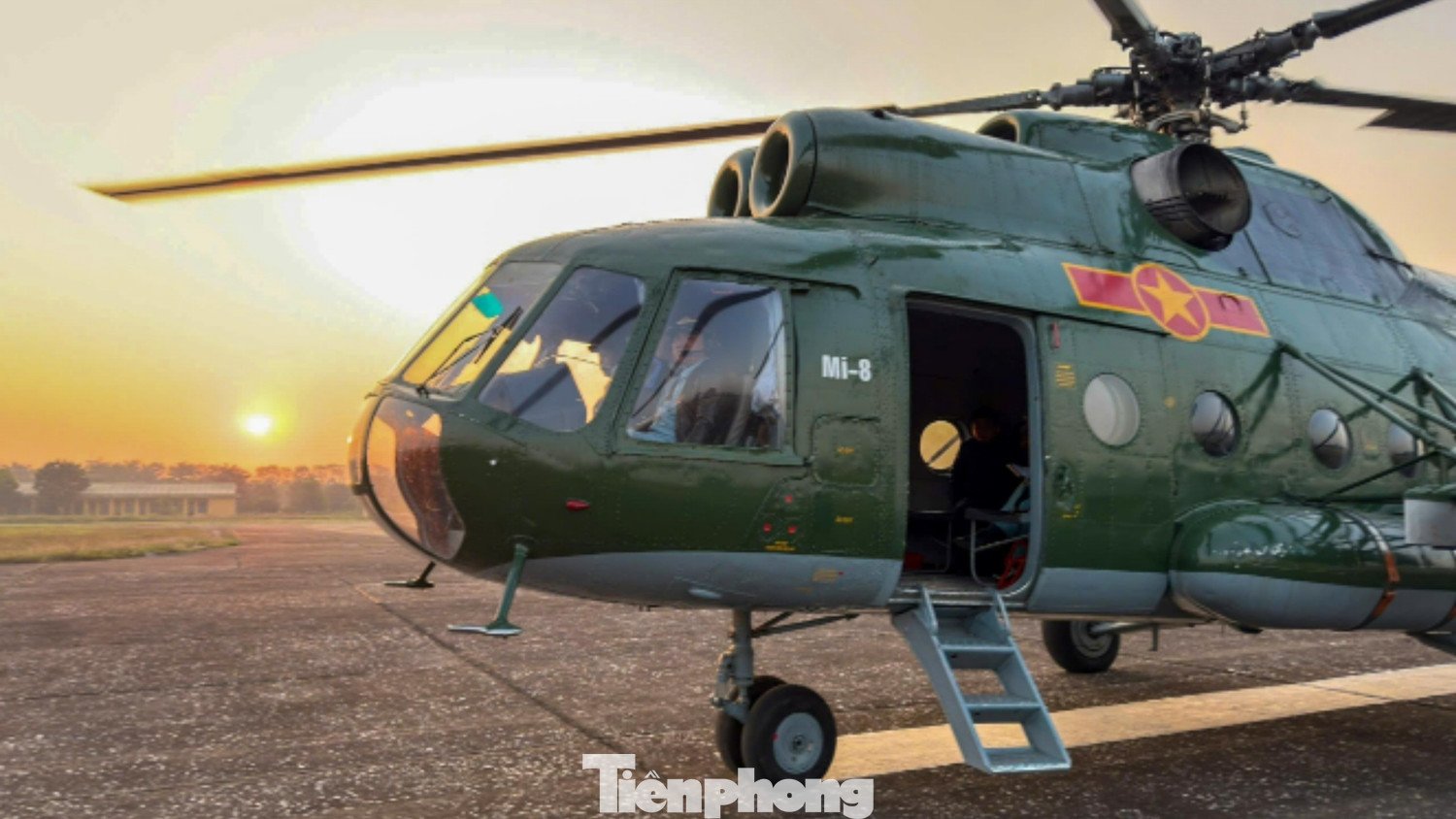 Các phi công và tổ bay được lựa chọn thực hiện nhiệm vụ đều có nhiều kinh nghiệm và số giờ bay tích lũy cao. Đây cũng là các tổ bay đã thực hiện thành công nhiều nhiệm vụ đặc biệt trong thời gian qua.