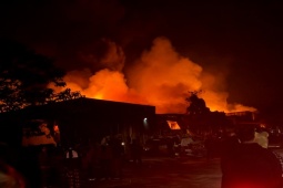 Khói lửa cuồn cuộn bao trùm xưởng gỗ gần ga Lạc Đạo, Hưng Yên