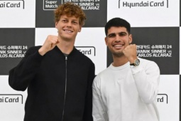 Cực nóng tennis: Alcaraz đánh bại Sinner trong trận “kinh điển” đầu tiên 2026