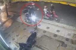 Clip: Ấm lòng khoảnh khắc hai bố con dắt xe hết xăng được người đi đường giúp đỡ