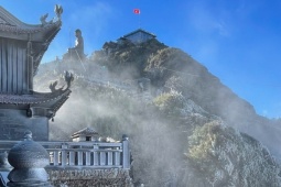 Băng giá phủ trắng đỉnh Fansipan