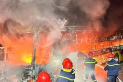 Xe giường nằm cháy rụi khi vừa đi bảo dưỡng về