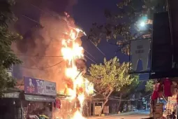 Trụ điện phát nổ, lửa thiêu rụi dãy cửa hàng đồ Tết ở TP.HCM