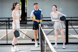 Lý Hoàng Nam một mình chấp 2 hoa hậu, đánh pickleball bằng tay không thuận