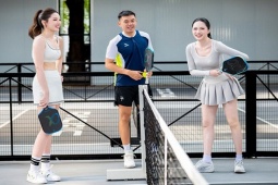 Lý Hoàng Nam một mình chấp 2 hoa hậu, đánh pickleball bằng tay không thuận
