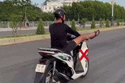 Cái kết cho nam thanh niên dùng chân điều khiển xe SH