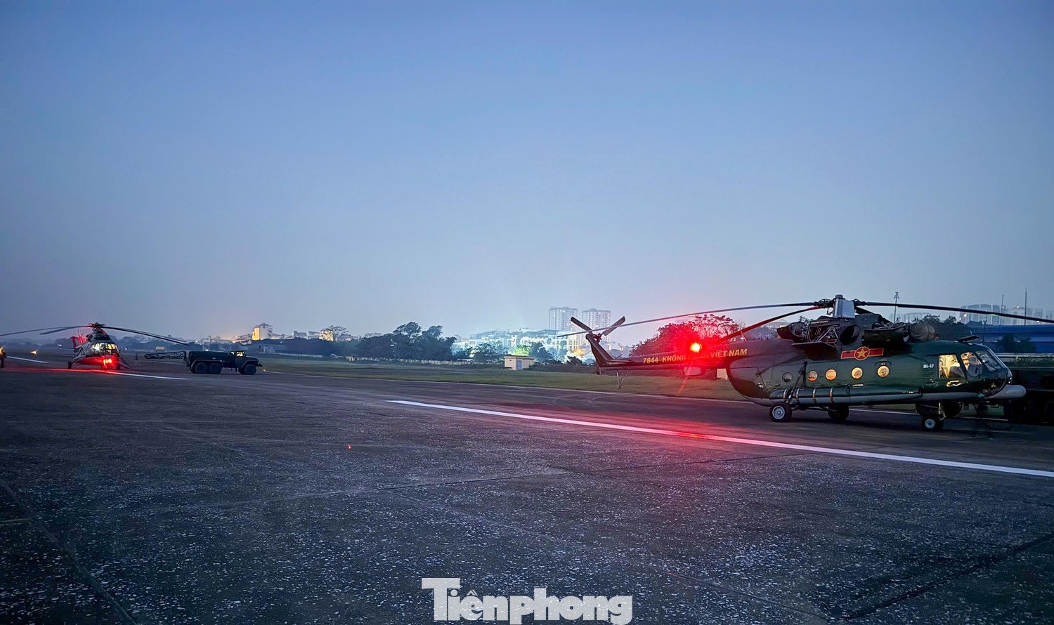 Với 5 tổ bay chính thức và 1 tổ bay dự bị, dàn trực thăng hùng hậu của Trung đoàn 916 sẵn sàng thực hiện các nhiệm vụ đảm bảo an ninh cho sự kiện chính trị đặc biệt sắp diễn ra tại Thủ đô Hà Nội với tinh thần và quyết tâm cao nhất.